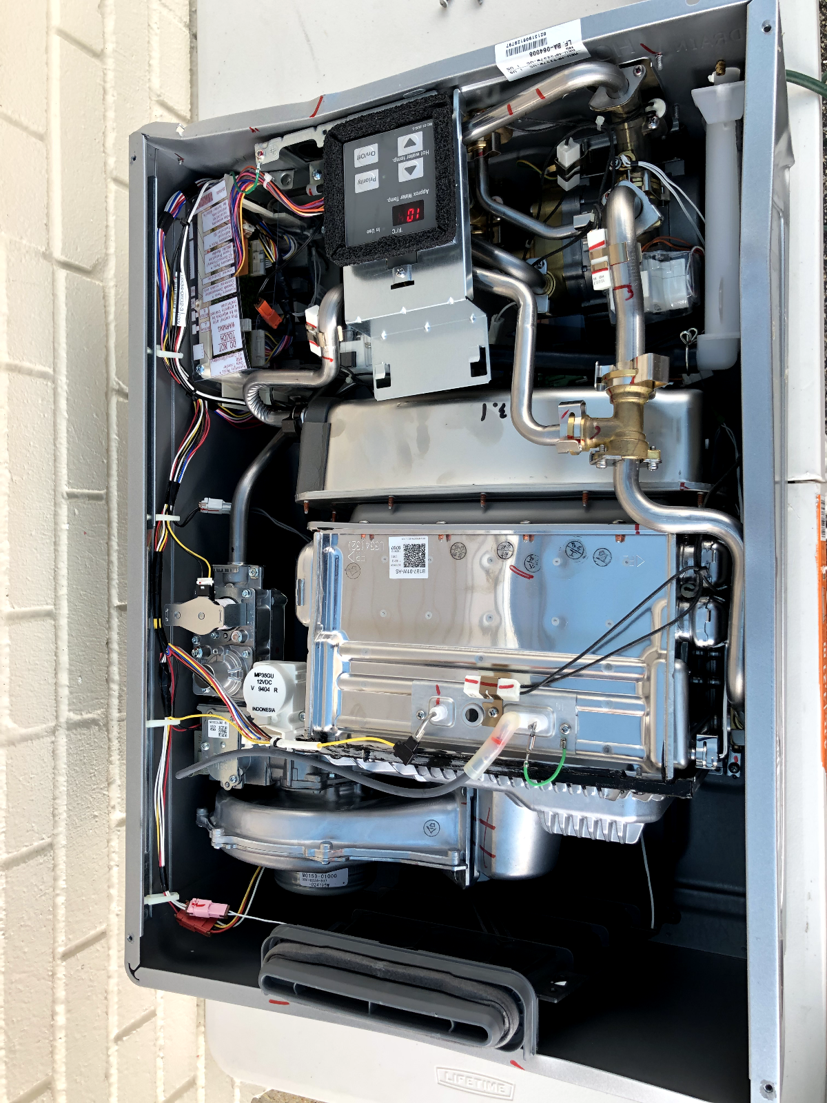 Rinnai RUR199EN Water Heater WITH Dings, Power Tested, See Pictures