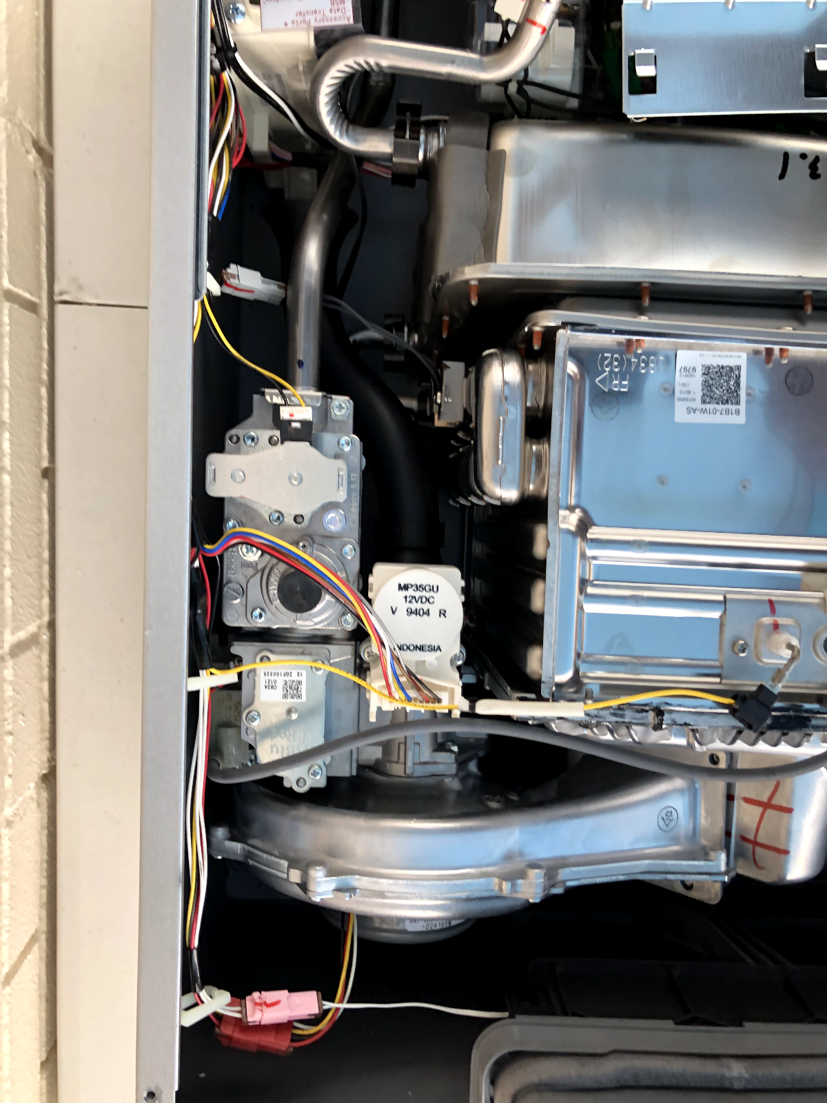 Rinnai RUR199EN Water Heater WITH Dings, Power Tested, See Pictures