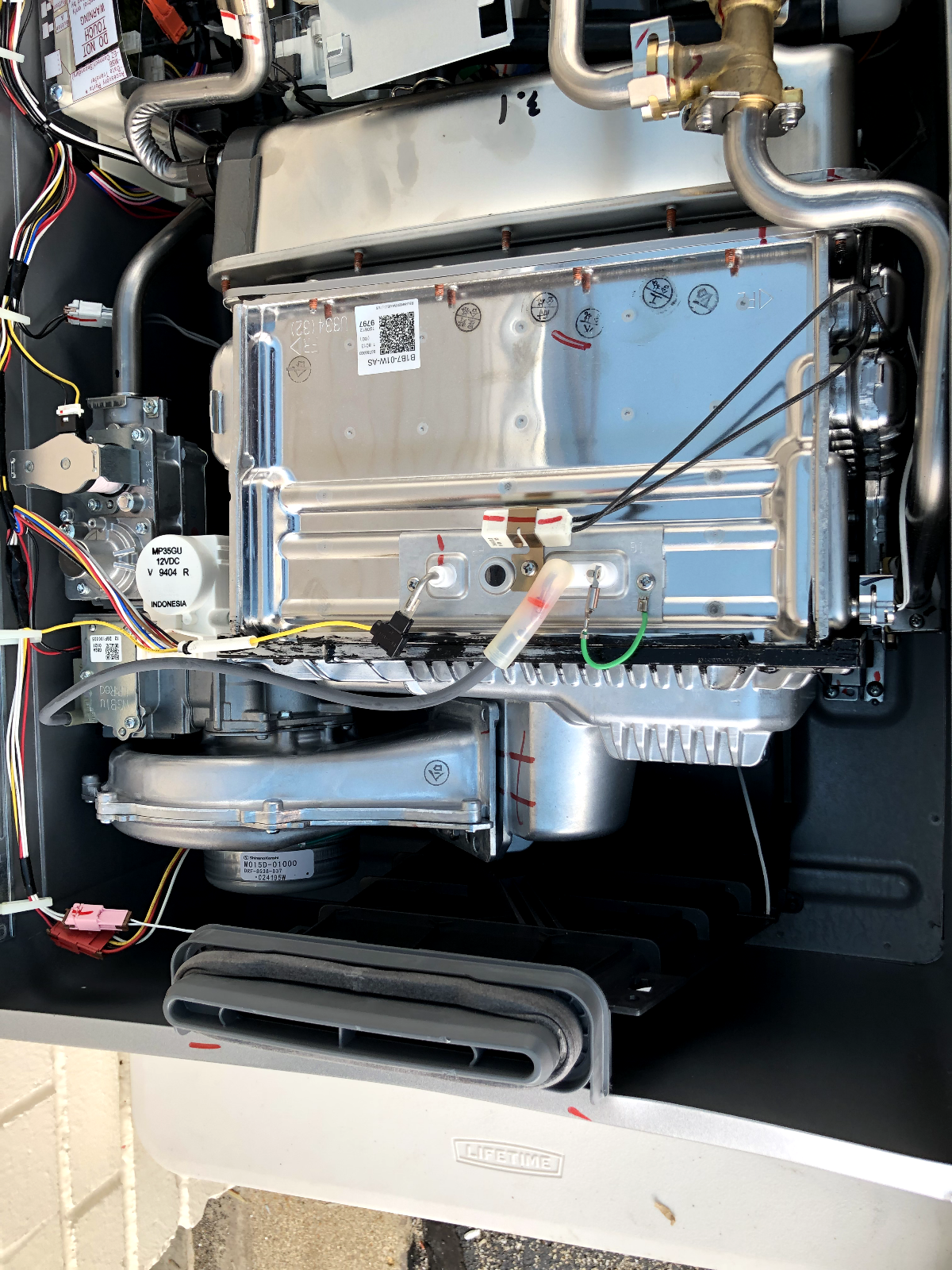 Rinnai RUR199EN Water Heater WITH Dings, Power Tested, See Pictures